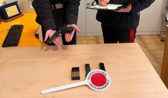 Finge di essere un carabiniere mostrando una paletta falsa per farsi largo nel traffico