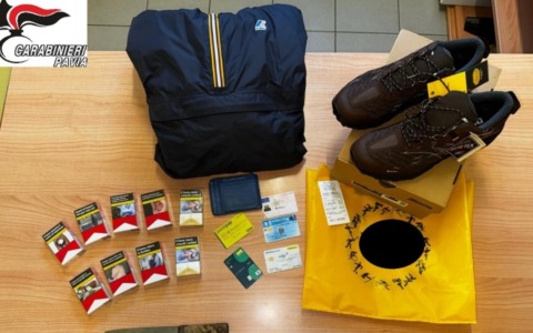 Tenta di pagare il caffè con una carta rubata: in auto refurtiva e un coltello lungo 37 centimetri