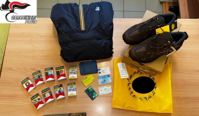 Tenta di pagare il caffè con una carta rubata: in auto refurtiva e un coltello lungo 37 centimetri