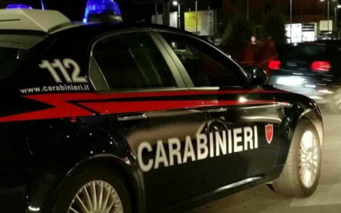 Colpiscono i carabinieri con un piccone durante una fuga e finiscono in comunità, ma scappano anche da lì