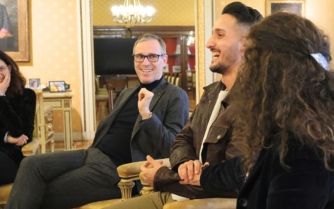 Coppia finanzia borse di studio per studenti provenienti da Gaza: l’incontro in università a Pavia