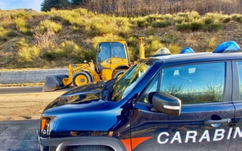 Assalto notturno in cascina: sventato il furto di un’escavatrice