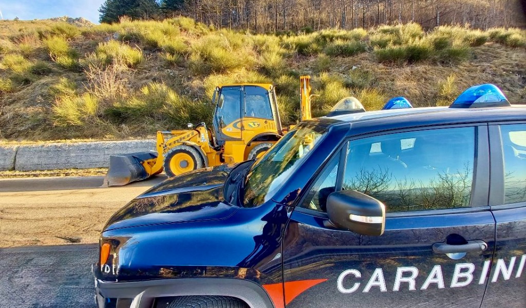 Assalto notturno in cascina: sventato il furto di un’escavatrice