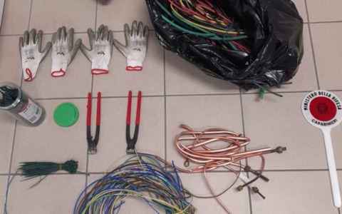 Traditi dal rumore delle tronchesi: colti in flagrante mentre rubano 30 chili di rame