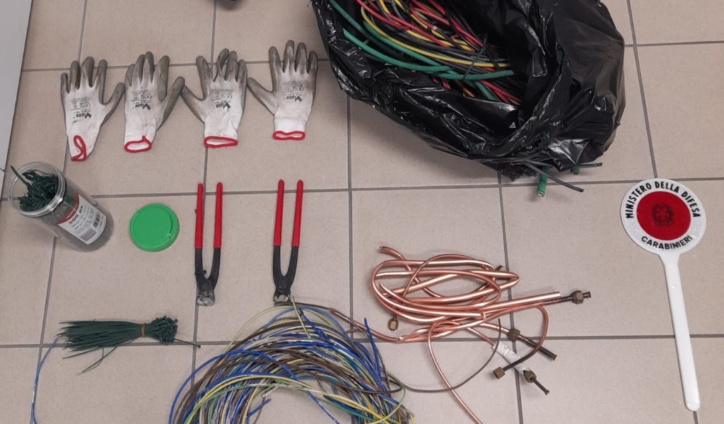 Traditi dal rumore delle tronchesi: colti in flagrante mentre rubano 30 chili di rame