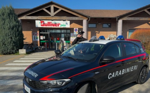 Raid nei supermercati della Lomellina: rubano generi alimentari per 500 euro forzando i sistemi antitaccheggio