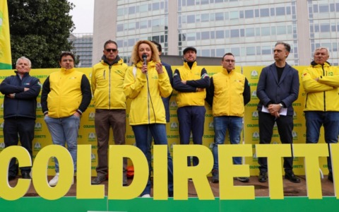 Agricoltura “sotto scacco”: in migliaia in piazza contro crisi e burocrazia