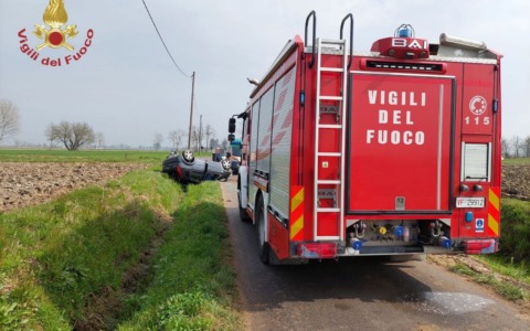 Auto si ribalta in Strada Vimanone: giovane 20enne incastrata nell’abitacolo