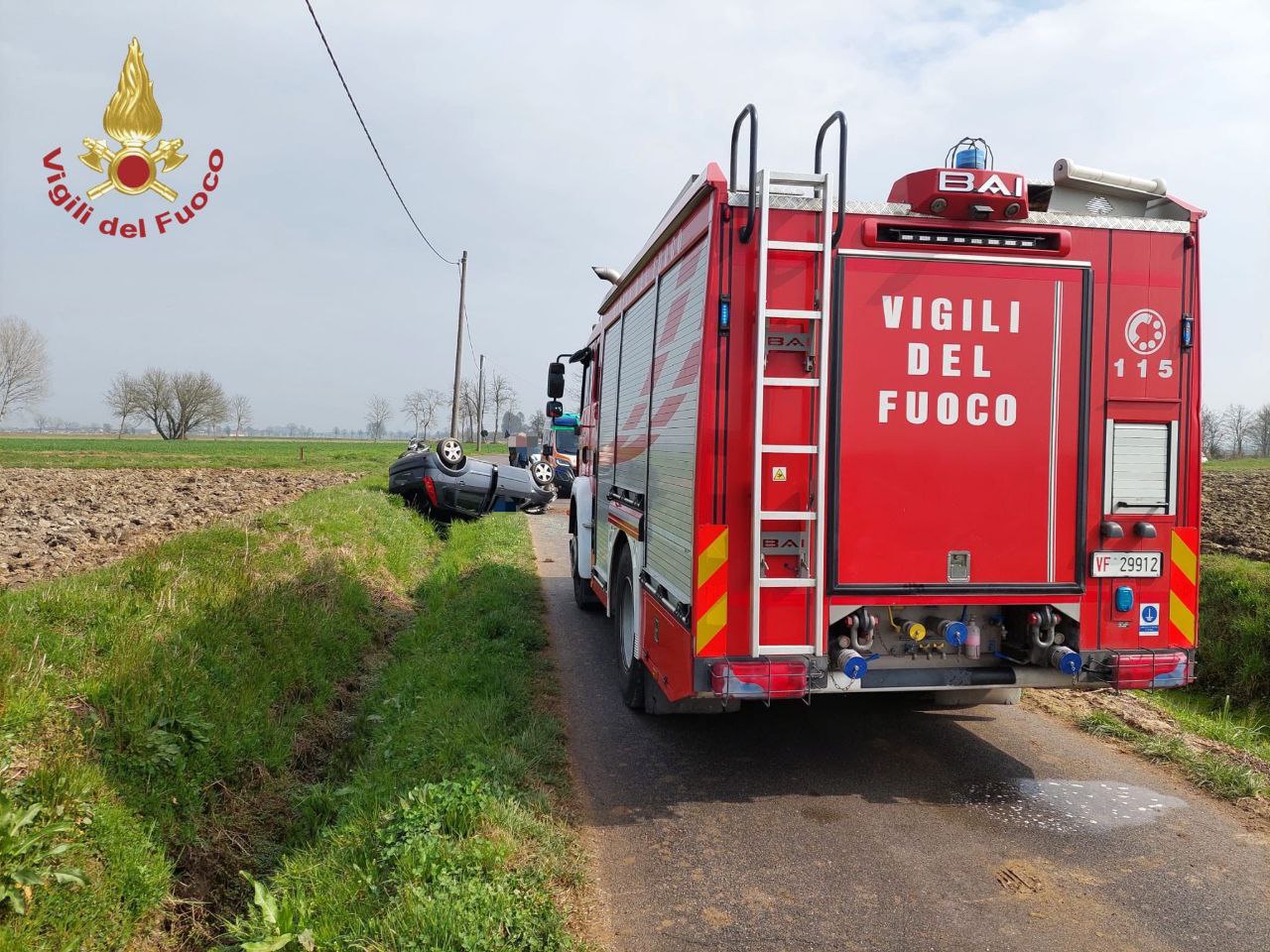 Auto si ribalta in Strada Vimanone: giovane 20enne incastrata nell’abitacolo