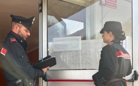 Vandalismi a Mortara: con una pietra rompe i finestrini di un’auto e la porta in vetro della palestra comunale