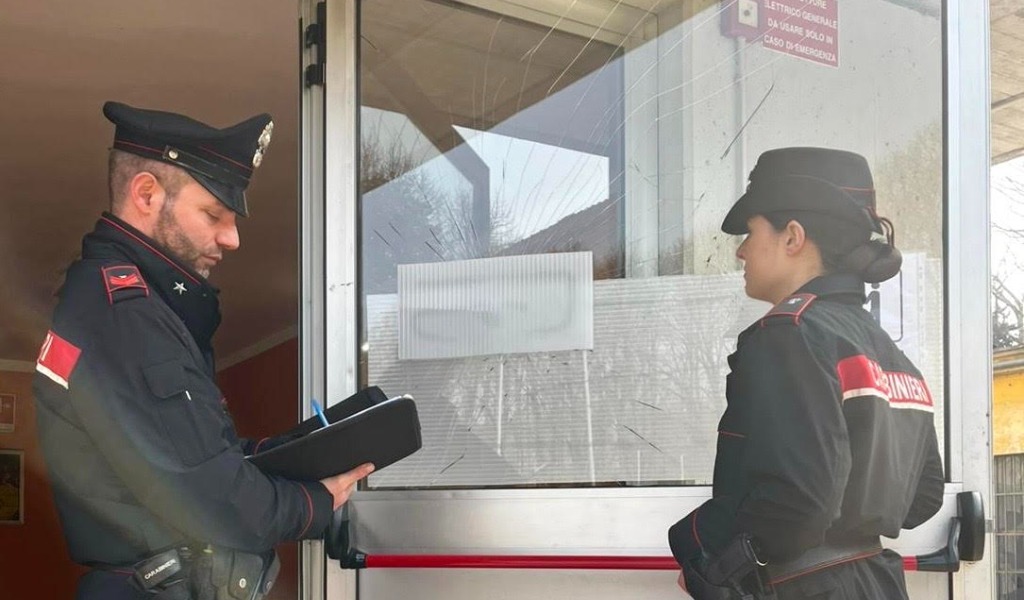 Vandalismi a Mortara: con una pietra rompe i finestrini di un’auto e la porta in vetro della palestra comunale