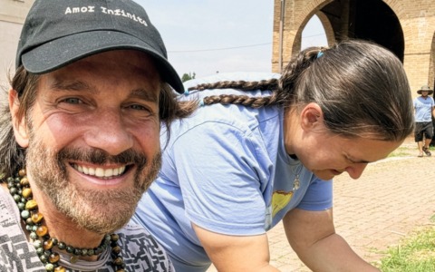 Edoardo Stoppa e Juliana Moreira firmano il rilancio di Cassino Po: apre la “Cascina delle Esperienze”