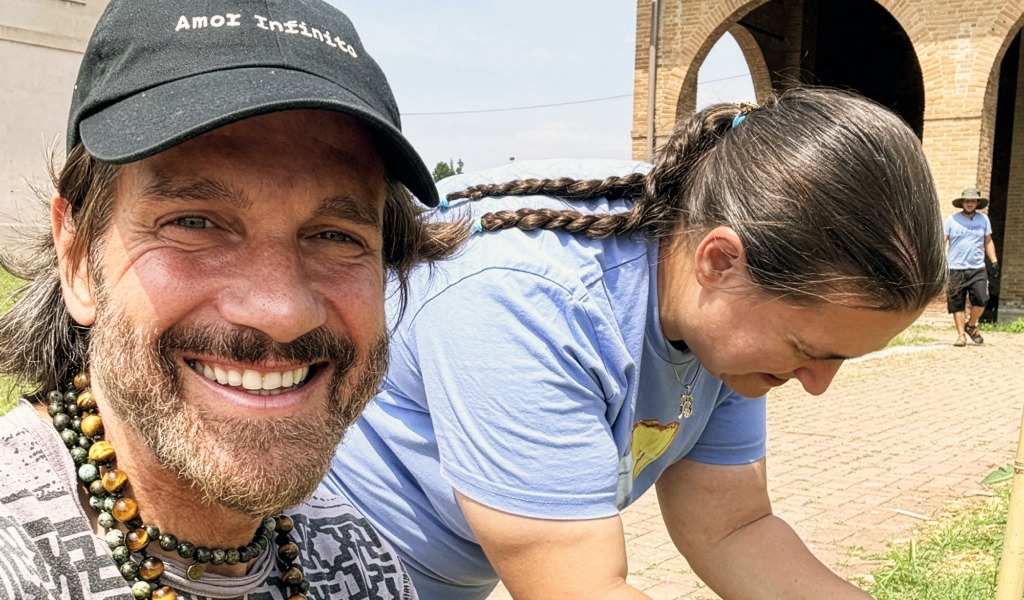 Edoardo Stoppa e Juliana Moreira firmano il rilancio di Cassino Po: apre la “Cascina delle Esperienze”