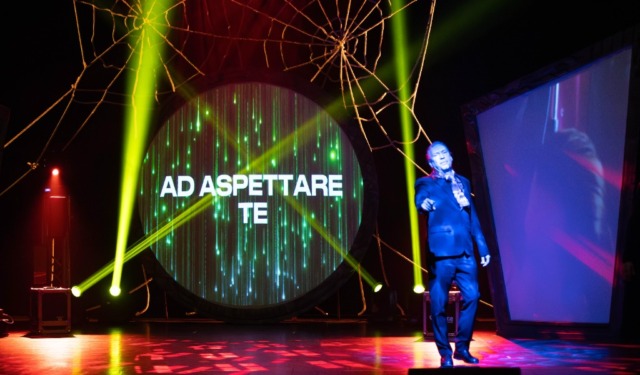 Mauro Repetto in scena a Fortunago con lo spettacolo “C’erano una volta… gli 883”