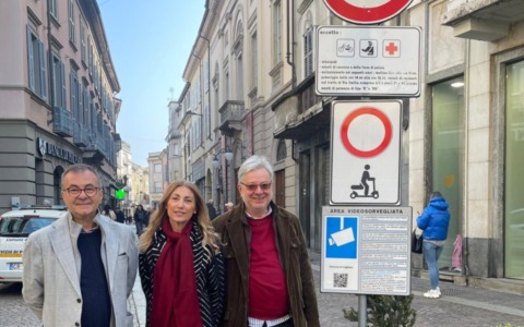 Stop ai monopattini in un tratto di via Emilia a Voghera: la sicurezza pedonale prima di tutto