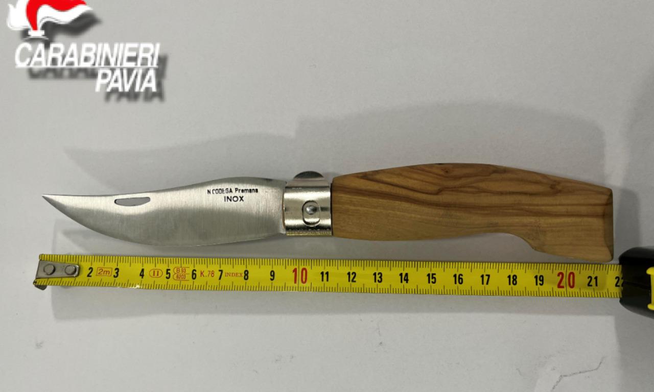Nasconde un coltello nello zaino alla stazione di Pavia: 21enne beccato e denunciato