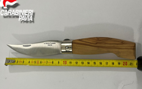 Nasconde un coltello nello zaino alla stazione di Pavia: 21enne beccato e denunciato