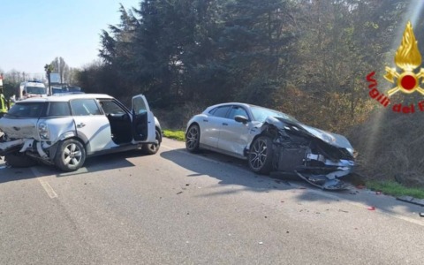 Scontro tra due auto sulla Statale della Val Tidone a Torrevecchia Pia: tre persone ferite
