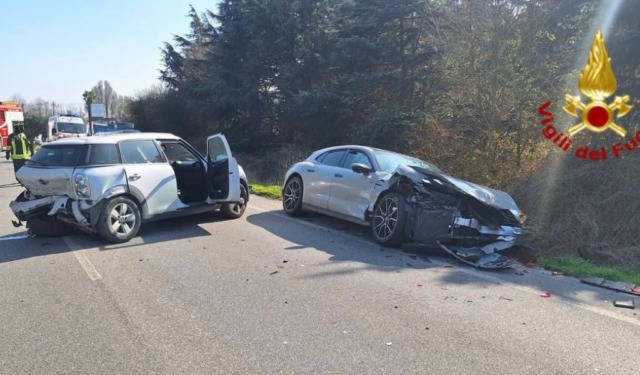 Scontro tra due auto sulla Statale della Val Tidone a Torrevecchia Pia: tre persone ferite