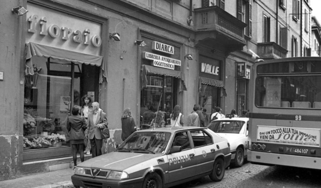 “Vetrine nel tempo”: in 80 fotografie un viaggio nella memoria commerciale di Pavia
