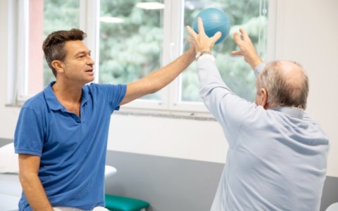 Lesioni del midollo spinale, anche dopo i 70 anni il recupero è possibile