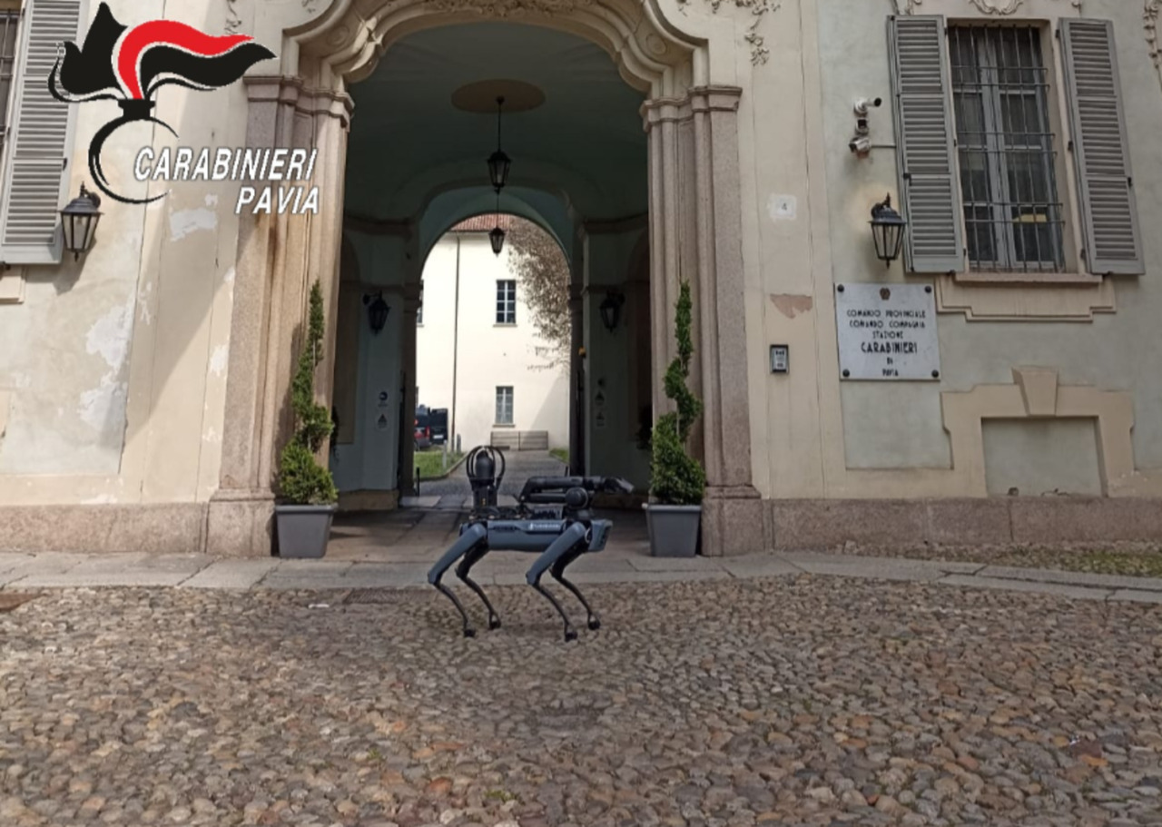 “Milano – Sanremo” a Pavia: allarme per uno zaino sospetto. Ci pensa “Saetta”, il cane robot