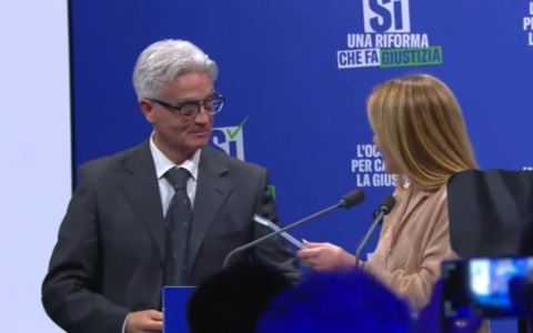 Il video del pavese che invade il palco durante l’intervento di Giorgia Meloni: “Aspetto le dimissioni di Mattarella”