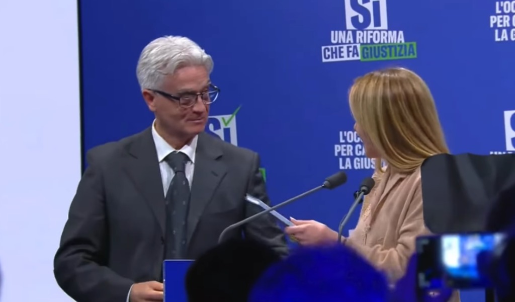 Il video del pavese che invade il palco durante l’intervento di Giorgia Meloni: “Aspetto le dimissioni di Mattarella”