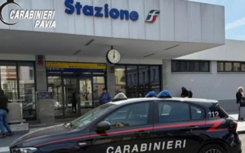 Alla vista dei Carabinieri tenta la fuga in bicicletta, trovato con hashish e cocaina nascosti nelle scarpe