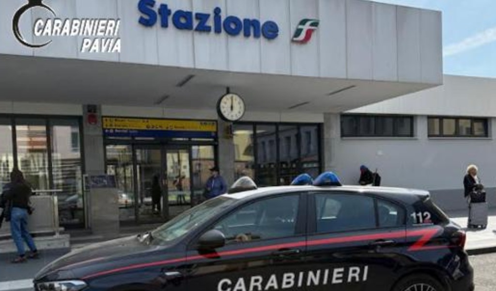 Alla vista dei Carabinieri tenta la fuga in bicicletta, trovato con hashish e cocaina nascosti nelle scarpe