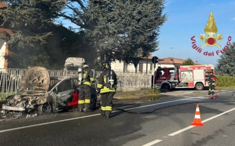 Auto avvolta dalle fiamme a Santa Giuletta, Vigili del fuoco lungo la SS10