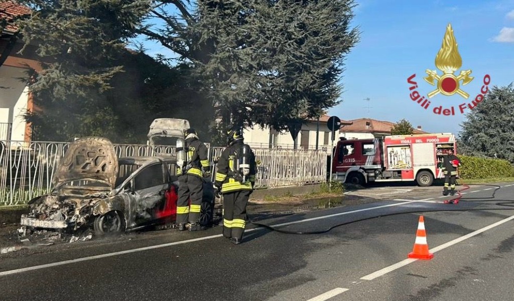 Auto avvolta dalle fiamme a Santa Giuletta, Vigili del fuoco lungo la SS10