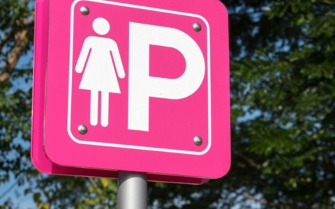 Pavia diventa “family friendly”: arrivano i primi parcheggi rosa