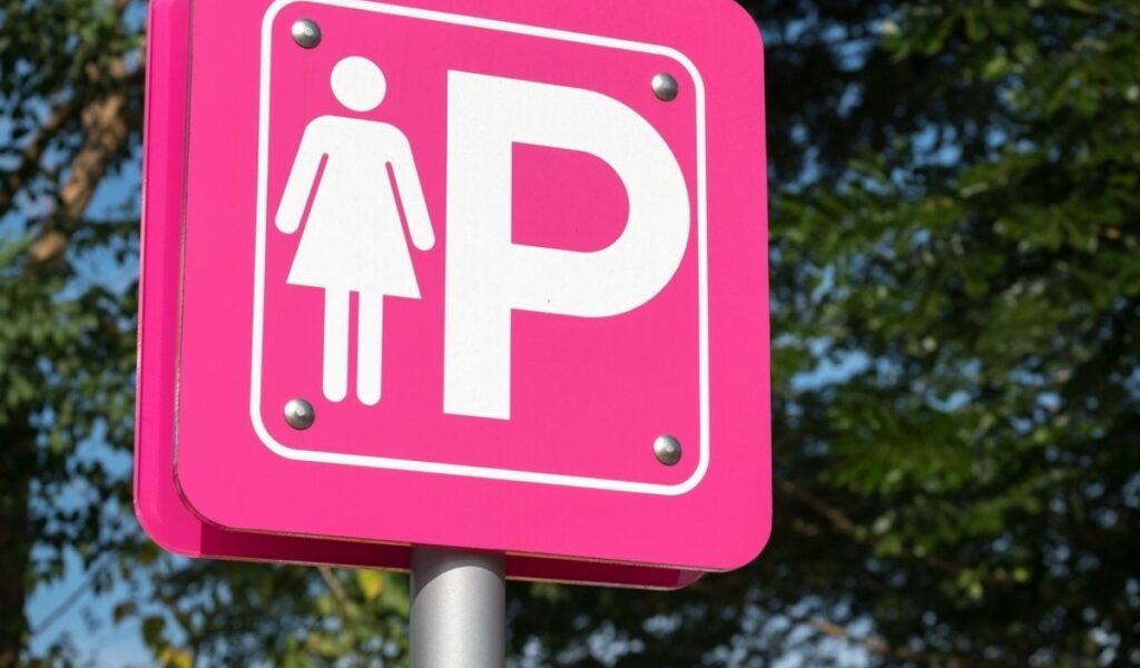 Pavia diventa “family friendly”: arrivano i primi parcheggi rosa