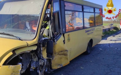 Schianto a Trivolzio tra scuolabus carico di bambini e un’auto