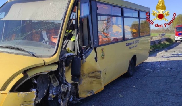 Schianto a Trivolzio tra scuolabus carico di bambini e un’auto