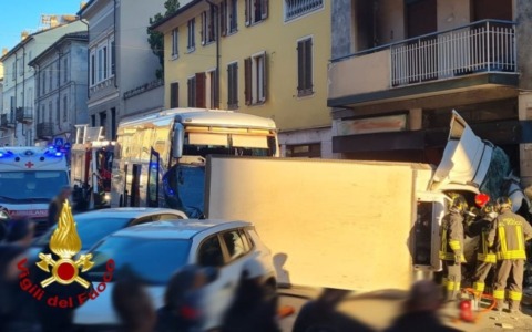 Incidente a Stradella: pullman carico di studenti coinvolto in uno scontro tra più mezzi