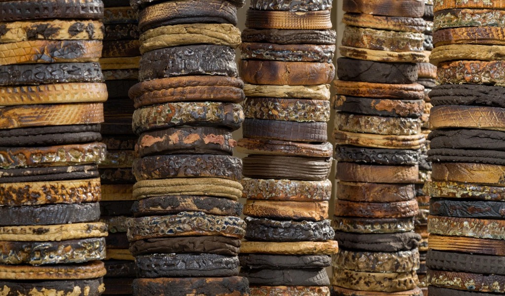 Un abbraccio tra terra e cielo: “Origine”, la nuova scultura di Maria Cristina Carlini nella collezione degli Horti di Pavia