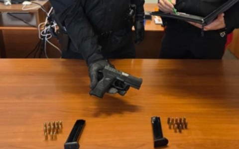 Pistola e proiettili nel bagagliaio: controllo notturno finisce con due denunce