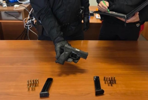 Pistola e proiettili nel bagagliaio: controllo notturno finisce con due denunce