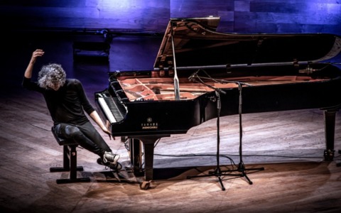 Giovanni Allevi in scena al Fraschini di Pavia con il “Piano Solo Tour”: un viaggio di rinascita e musica