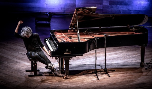 Giovanni Allevi in scena al Fraschini di Pavia con il “Piano Solo Tour”: un viaggio di rinascita e musica