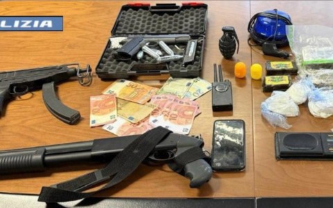 In casa un arsenale di armi da guerra e oltre un chilo di droga tra cocaina e hashish