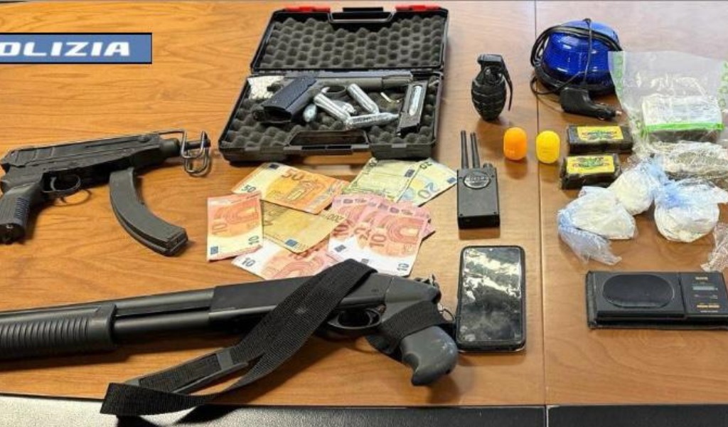 In casa un arsenale di armi da guerra e oltre un chilo di droga tra cocaina e hashish