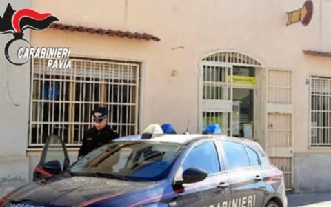 Tentata rapina all’ufficio postale: armato di pistola minaccia (e ferisce) due dipendenti