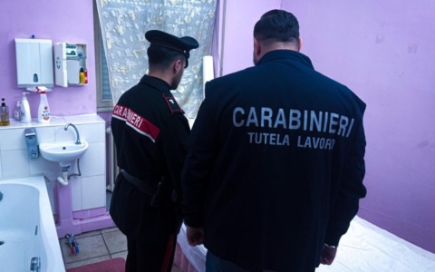 Controlli rivelano irregolarità nel centro massaggi: maxi-multa e attività sospesa