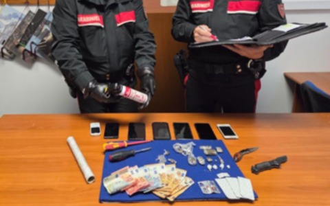 Ospita due giovani in casa che lo aggrediscono e rapinano sotto la minaccia di un coltello