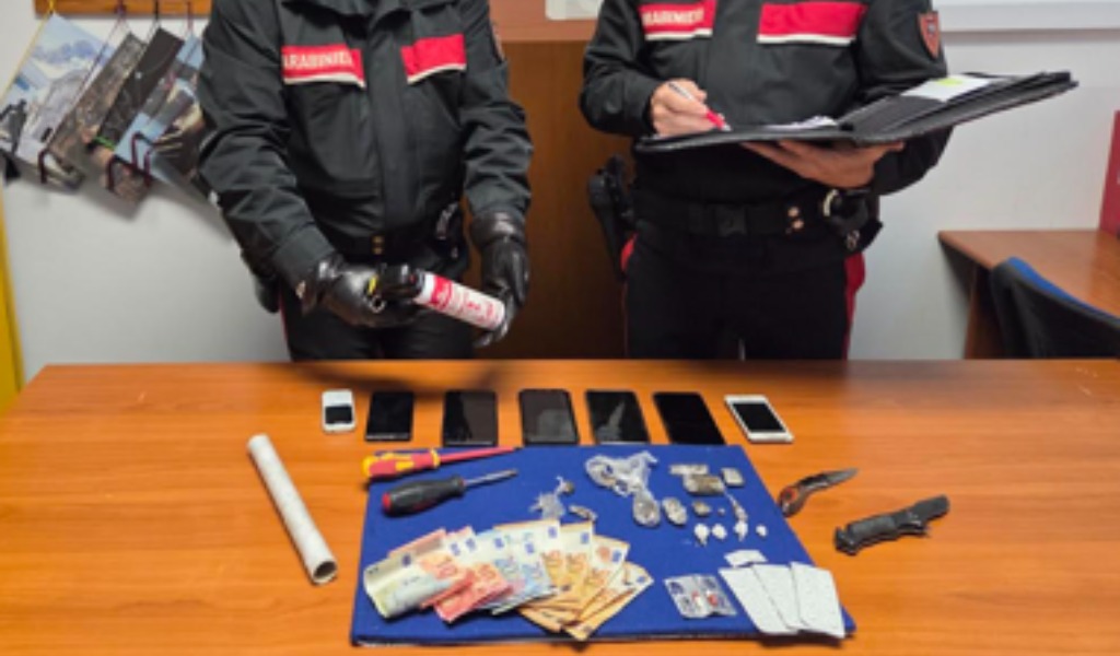 Ospita due giovani in casa che lo aggrediscono e rapinano sotto la minaccia di un coltello