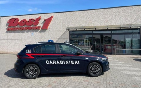 Il trucco della pochette non salva la ladra di bigiotteria: 62enne denunciata a Mortara