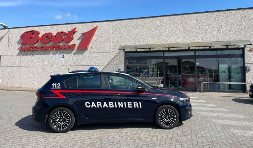 Il trucco della pochette non salva la ladra di bigiotteria: 62enne denunciata a Mortara